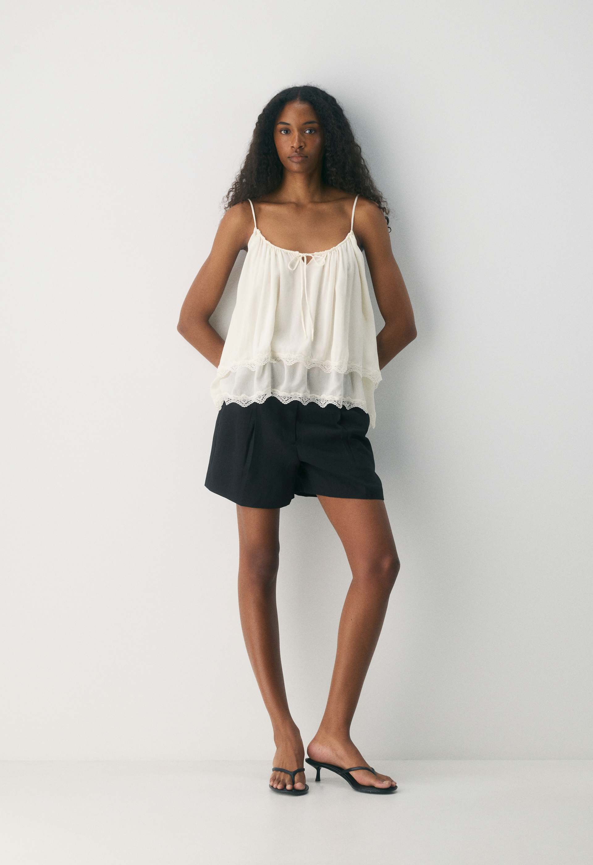 The Effortless Short™ Mid-Thigh - PowerLinen™ | Aritzia US