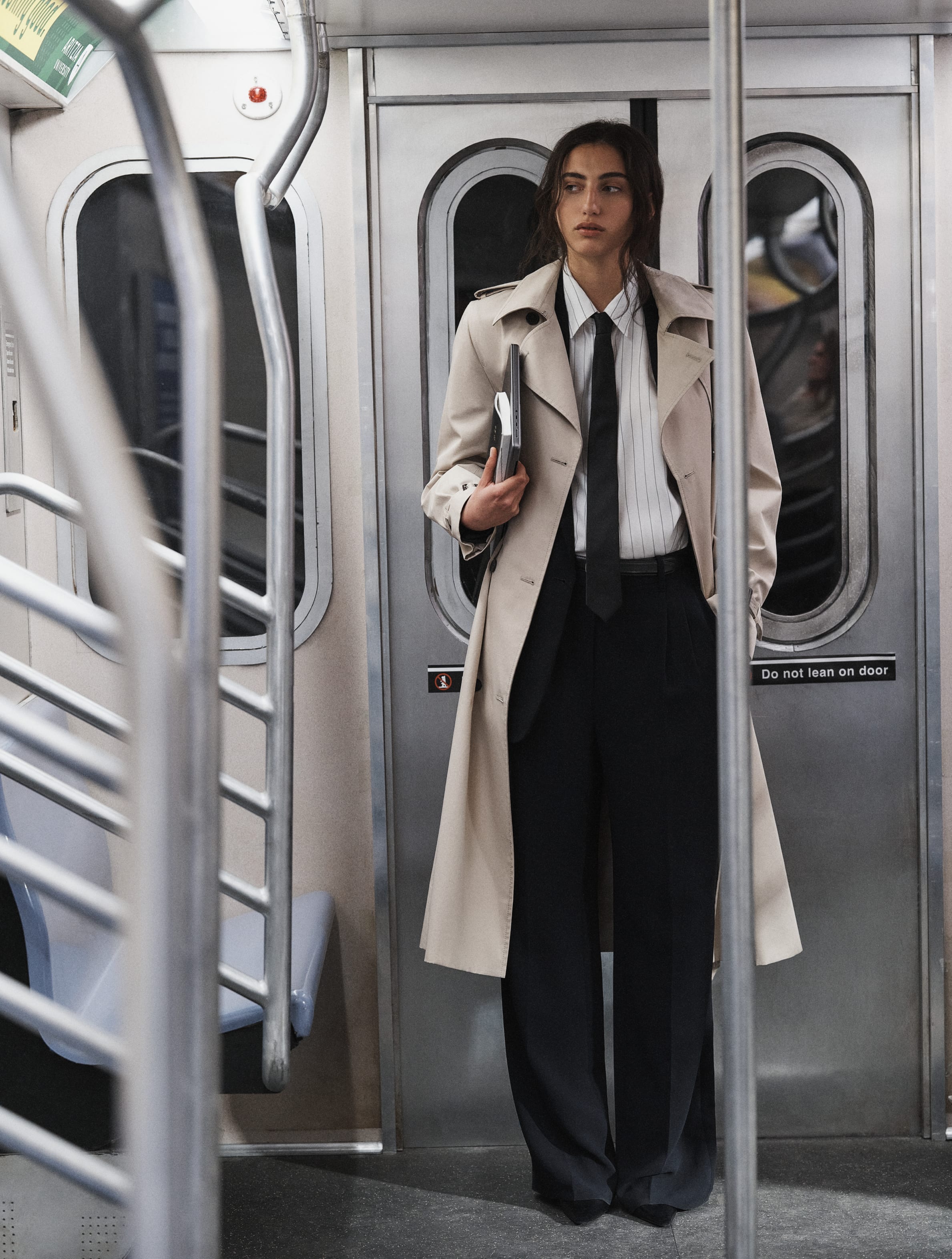 The Wall Street Journal : How $148 Aritzia Pants Took Over the Young Working Woman’s Closet (Comment un pantalon Aritzia à 148 $ a conquis la garde-robe des jeunes femmes professionnelles) 