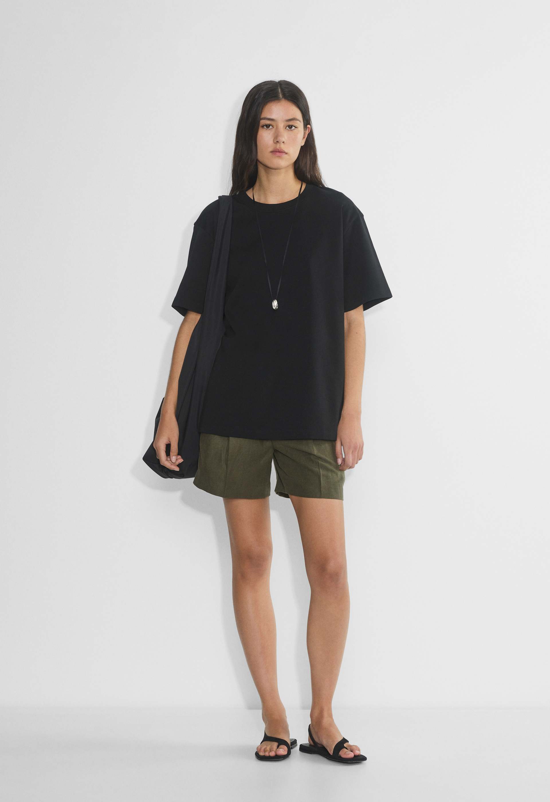 Aritzia THE EFFORTLESS SHORT™ MID-THIGH