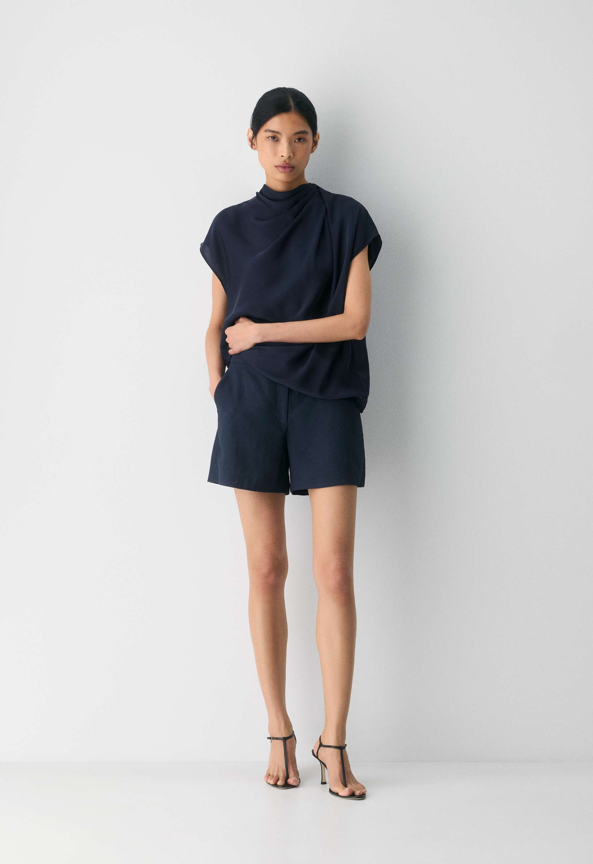 Aritzia AGENCY MID-THIGH SHORT